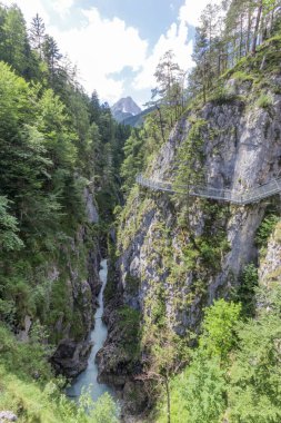 Etkileyici Leutasch geçidi, gökyüzü köprüsü nehri ve şelaleleri askıya alınmış.
