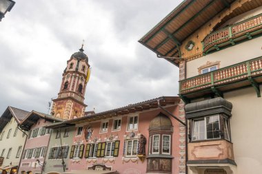 Almanya 'dan güzel Mittenwald şehri ve onun boyalı cepheleri