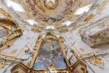 Almanya, Bavyera 'daki Ettal köyünden Benedikt Manastırı' na Ettal Abbey adı verildi.