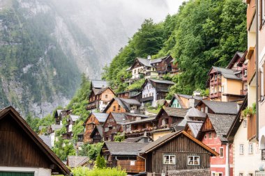 Hallstatt küçük kasaba Avusturya 'da göl kenarında kartpostal görüntüsü olarak