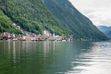 Hallstatt küçük kasaba Avusturya 'da göl kenarında kartpostal görüntüsü olarak