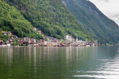 Hallstatt küçük kasaba Avusturya 'da göl kenarında kartpostal görüntüsü olarak