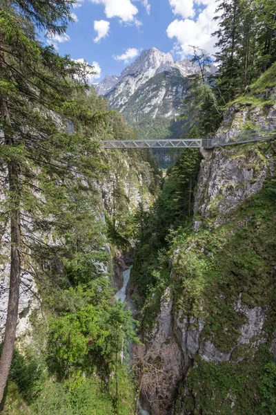 Etkileyici Leutasch Geçidi Gökyüzü Köprüsü Nehri Şelaleleri Askıya Alınmış — Stok fotoğraf