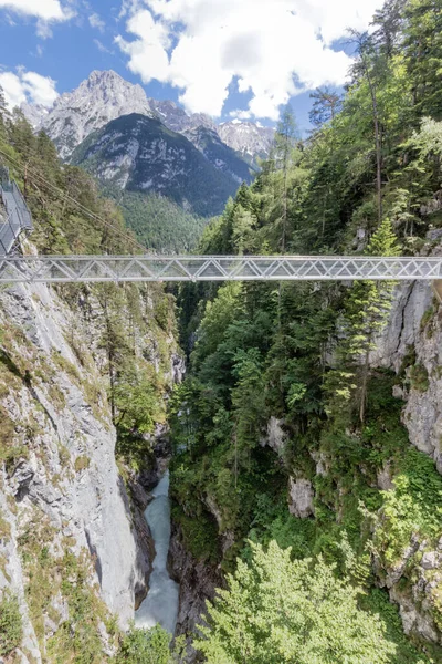 Impressionante Desfiladeiro Leutasch Céu Andar Rio Ponte Suspensa Suas Cachoeiras — Fotografia de Stock
