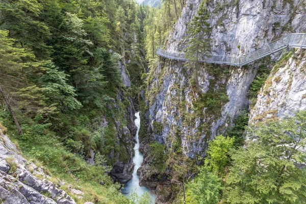 Imponujący Wąwóz Leutasch Niebo Spacer Zawieszony Most Rzeki Jego Wodospady — Zdjęcie stockowe