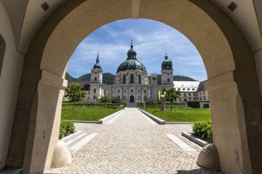 Almanya, Bavyera 'daki Ettal köyünden Benedikt Manastırı' na Ettal Abbey adı verildi.