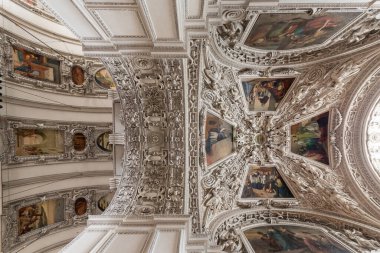 Işıklar Salzburg şehrini ve Manastır tavan resimlerini oluşturur.
