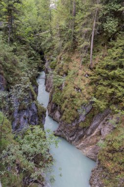 Etkileyici Leutasch geçidi, gökyüzü köprüsü nehri ve şelaleleri askıya alınmış.