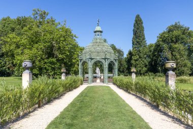 Romantik parkları, şatosu ve ahırları olan Chantilly şehri.
