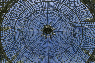 Romantik parkları, şatosu ve ahırları olan Chantilly şehri.