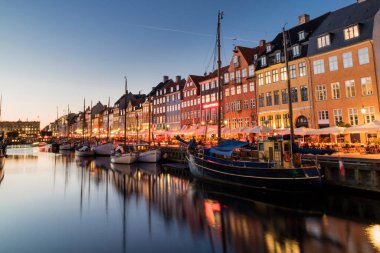 Gece Kopenhag 'da Nyhavn su kanalı ve turistik cadde