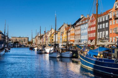 Nyhavn su kanalı ve Kopenhag 'da turistik cadde