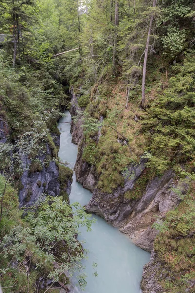 Impressionante Desfiladeiro Leutasch Céu Andar Rio Ponte Suspensa Suas Cachoeiras — Fotografia de Stock
