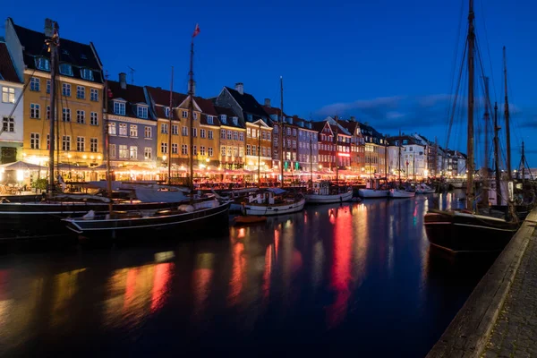 Gece Kopenhag 'da Nyhavn su kanalı ve turistik cadde