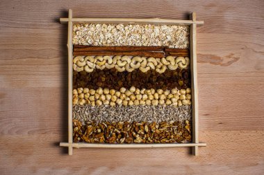 Satır ham organik fındık ve yulaf ezmesi