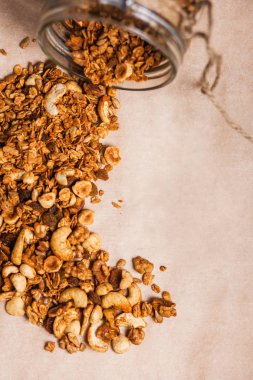 Cam ahşap zemin üzerine ev yapımı granola