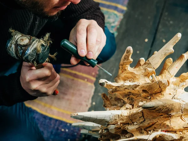 Muž Řezbářů Vytváří Sochy Dřeva Dlátem Kladivem — Stock fotografie