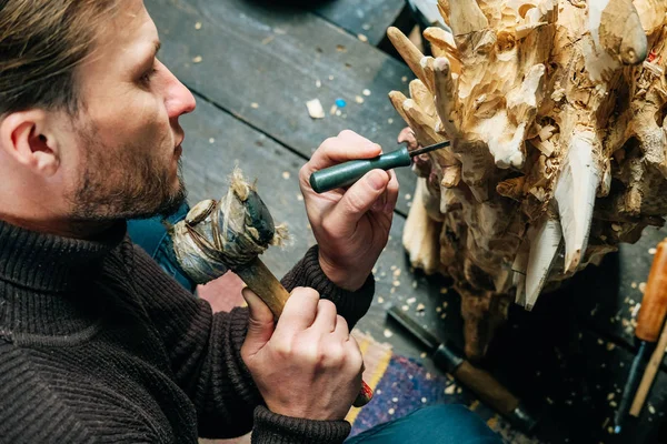 Muž Řezbářů Vytváří Sochy Dřeva Dlátem Kladivem — Stock fotografie