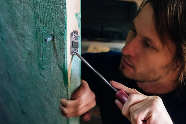 Muž Instalovat Interiérové Dřevěné Dveře Kliku Zámek Opravte Své Ruce — Stock fotografie
