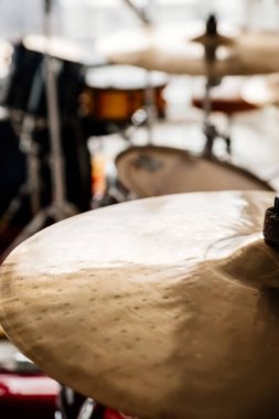 Drum set bulanık arka plan