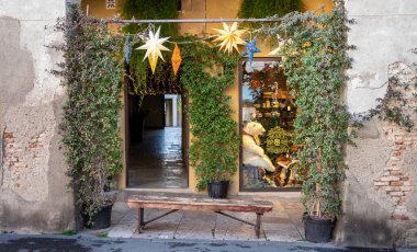 Noel dönemi için dekore edilmiş dükkanlar