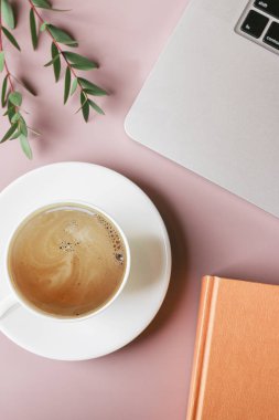 Kahve, dizüstü bilgisayar, kitap ve antep fıstığı dalı ile düz Lay