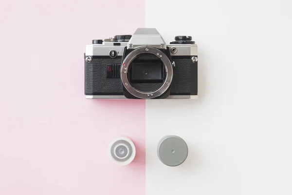 ピンクの Analaog 一眼レフ カメラ 35 mm フィルム缶の上から見る — ストック写真