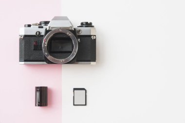 35 mm negatif Film ve Flash kart ile Slr fotoğraf makinesinin üstten görünüm