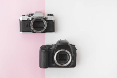 Analog Slr fotoğraf makinesi ile boşaltmak pembe arka plan üzerinde karşı dijital