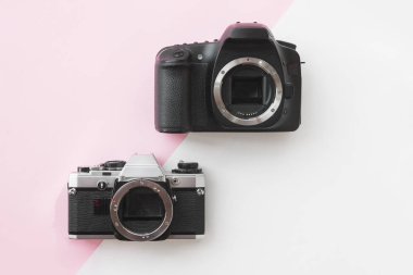 Kavram - dijital ve Analog Slr kamera pembe bir arka plan üzerinde