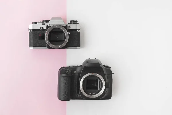 Digitális-analóg Slr fényképezőgép rózsaszín háttér, a Copyspace szemben — Stock Fotó