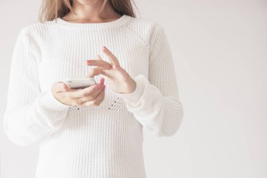 Yakın kadar kadın kullanarak cep akıllı telefon, ekran dokunaklı ön