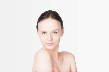 Temiz tenli, güzel genç bir kadın.