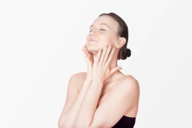 Güzel genç kadın taze cilt, kozmetik kavramı ile