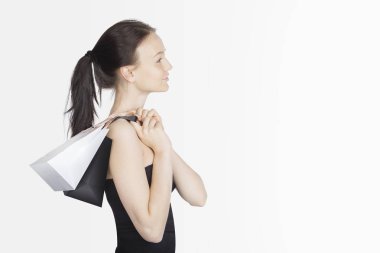 Siyah Cuma satış konsepti ile genç kadın ve beyaz siyah çanta