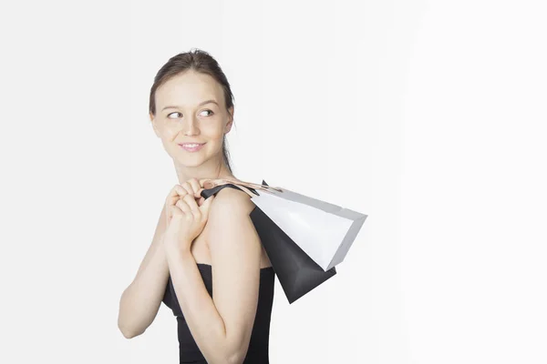 Распродажи "черной пятницы" с молодой женщиной и белыми черными сумками — стоковое фото