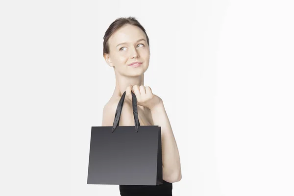 Black Friday Concepto de Ventas con Mujer Joven y Bolsas Negras Blancas —  Fotos de Stock