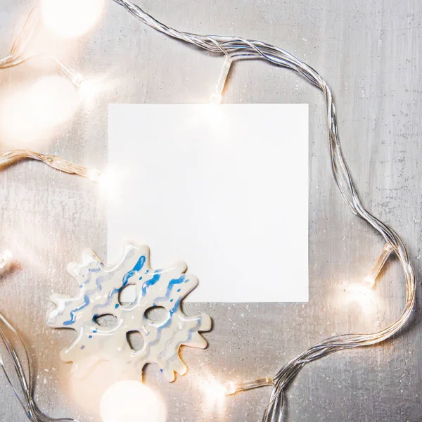 Composição de Natal com branco, Decorações de Natal, Luzes, Flatlay, Espaço de cópia — Fotografia de Stock