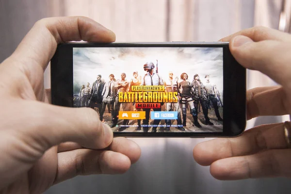 Los Ángeles, California, EE.UU. - 17 de diciembre de 2018: Manos sosteniendo un teléfono inteligente con PUBG FPS juego — Foto de Stock