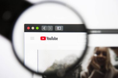 Los Angeles, Kaliforniya, ABD - 27 Aralık 2018: Youtube Web sitesi ana. YouTube logosu görünür