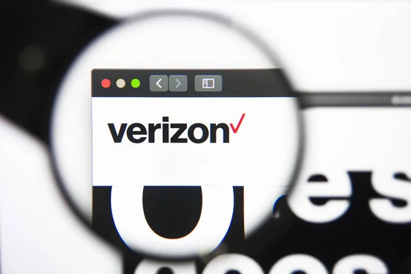 Los Ángeles, California, EE.UU. - 27 de diciembre de 2018: página web de Verizon. Logo de Verizon visible — Foto de Stock