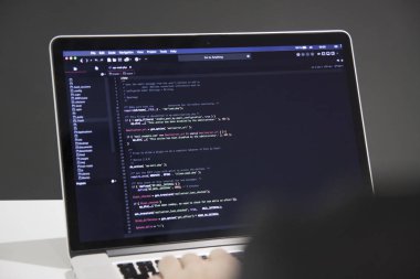 Beyaz masa ofis dizüstü bilgisayar üzerinde çalışan erkek programcı