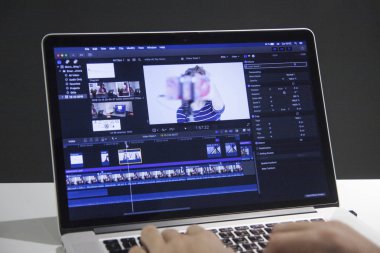 Video düzenleme ile dizüstü bilgisayar. Profesyonel editörü özel efektler veya ticari film veya film görüntüleri sınıflandırma renk ekleme.