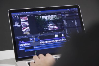 Video düzenleme ile dizüstü bilgisayar. Profesyonel editörü özel efektler veya ticari film veya film görüntüleri sınıflandırma renk ekleme.