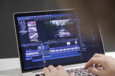 Video düzenleme ile dizüstü bilgisayar. Profesyonel editörü özel efektler veya ticari film veya film görüntüleri sınıflandırma renk ekleme.