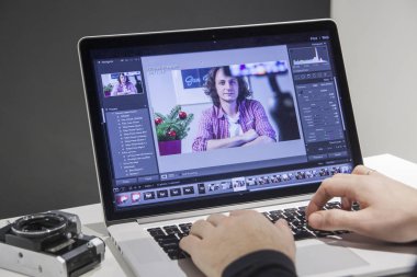 Özel colorgrade yazılım içinde laptop üzerinde profesyonel fotoğraf editörü