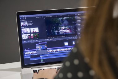Video düzenleme ile dizüstü bilgisayar. Profesyonel editörü özel efektler veya ticari film veya film görüntüleri sınıflandırma renk ekleme.