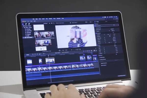 Video szerkesztés-val a laptop. Professzionális szerkesztő, hozzátéve, különleges hatások vagy színes besorolási felvételeket kereskedelmi film vagy a film. — Stock Fotó