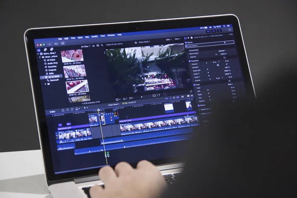 Edição de vídeo com laptop. Editor profissional adicionando efeitos especiais ou imagens de classificação de cores para filme comercial ou filme . — Fotografia de Stock