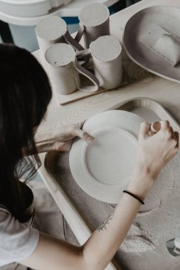 Çanak çömlek yapım kadın. Kil plaka zımparalama işlemi Close-up